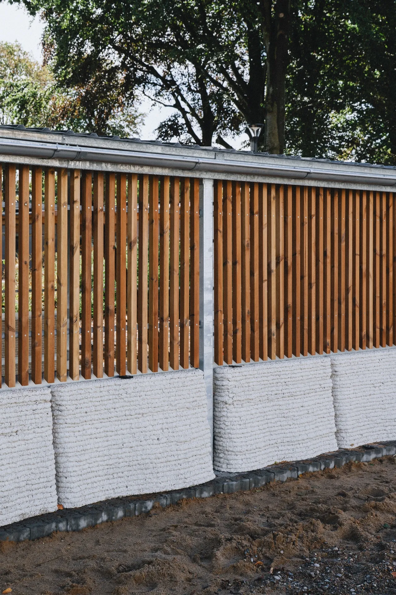 Timber slats above a 3D-printed concrete wall