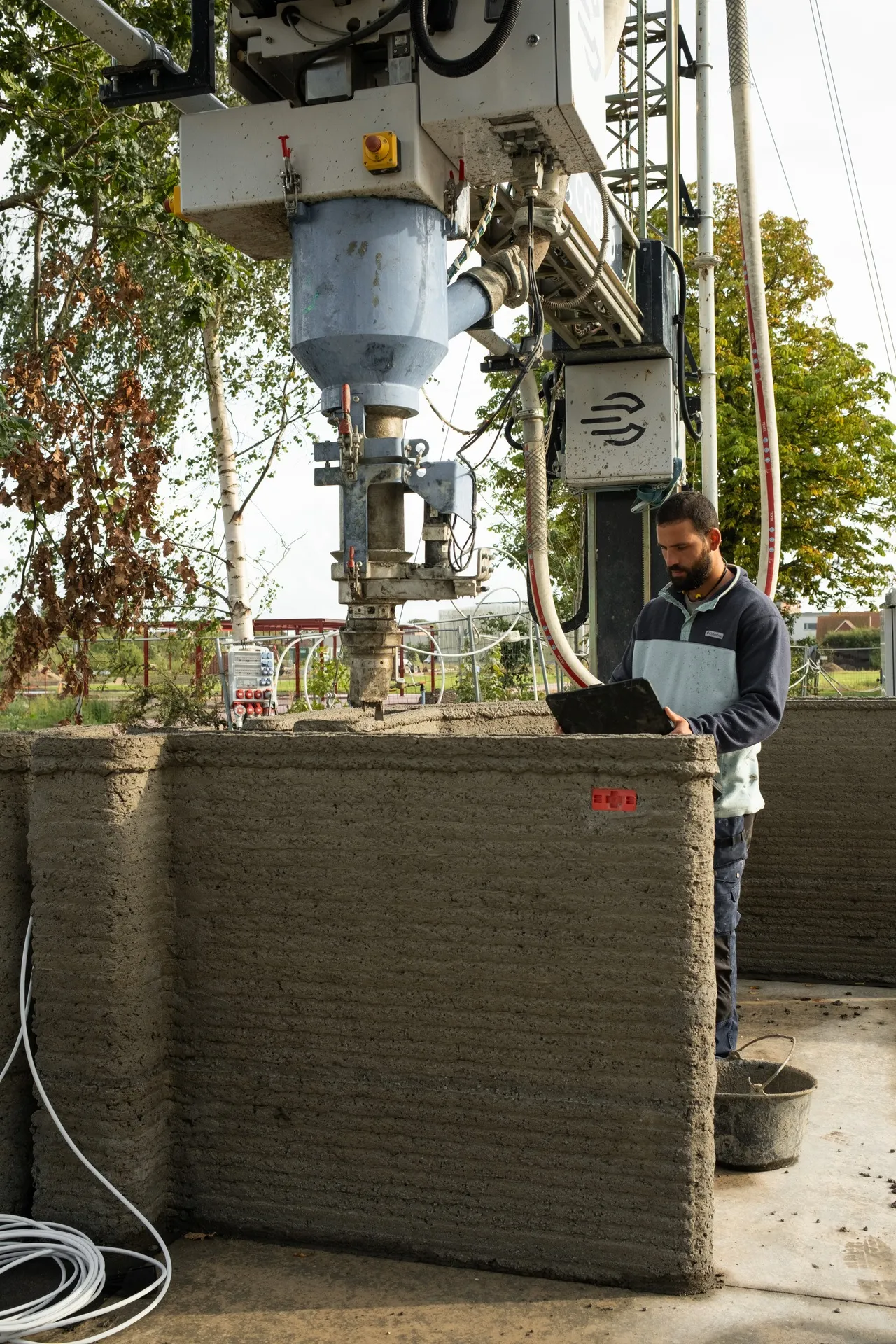 3DCP operator overseeing the printing of Skovsporet walls during construction